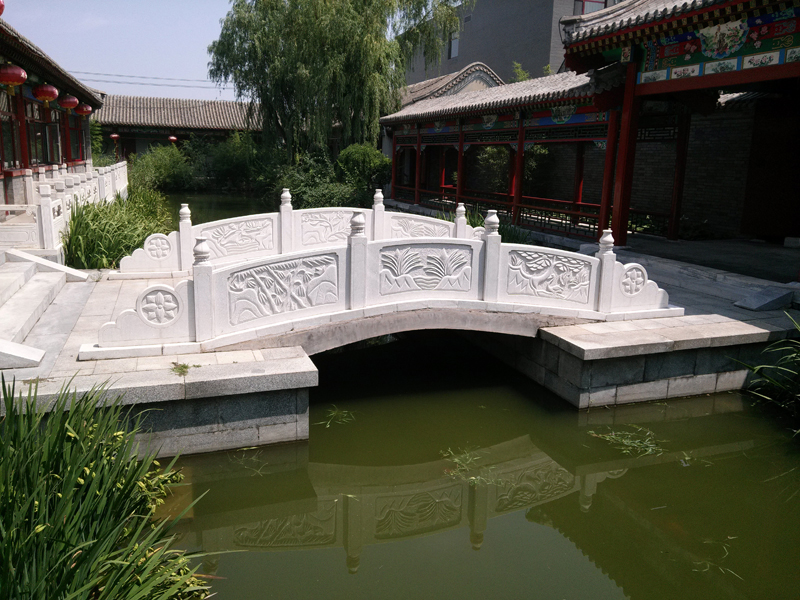 古鎮(zhèn)漢白玉石欄桿(圖1)